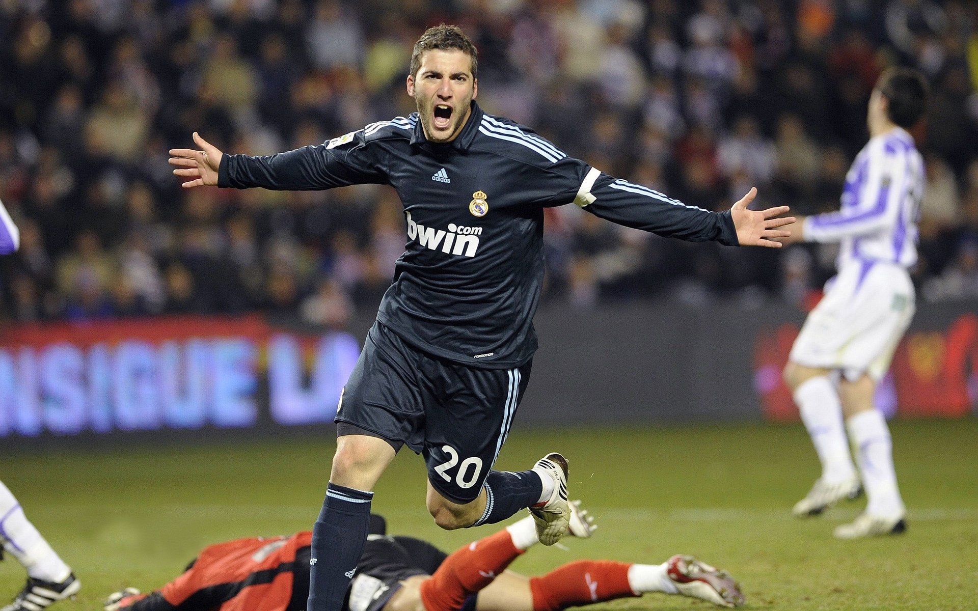 开云官方网站-皇马门将训练细节曝光，卢宁神仙状态让主力竞争白热化，皇马队门将